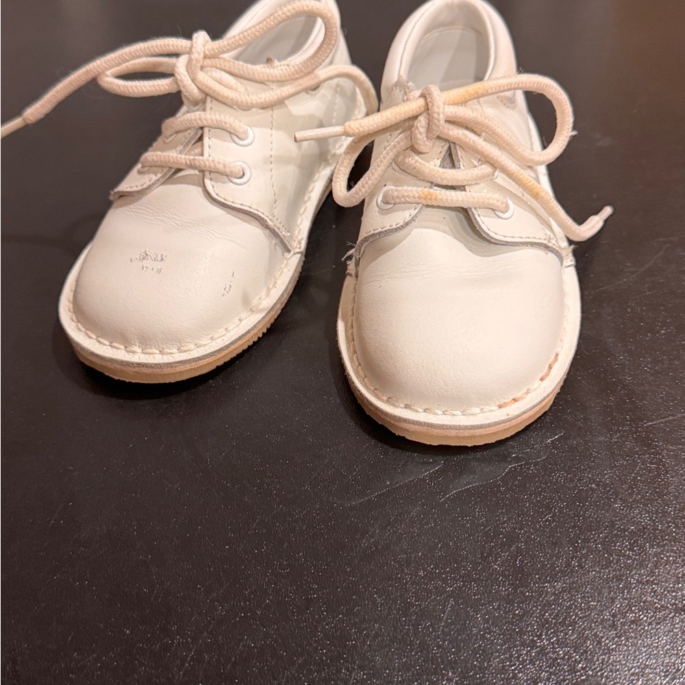 L'Amour white Kids Dress Shoes size 6